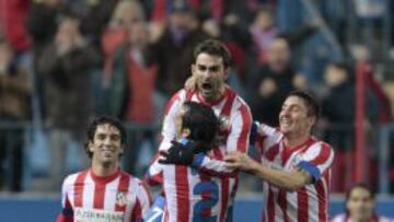 Adri&aacute;n celebr&oacute; as&iacute; su gol.