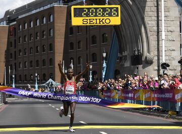 El keniano ganó el oro mundial en Maratón en la prueba que se disputó en las calles de Londres.