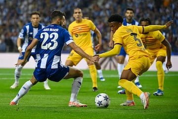 Joao Mario y Álex Balde en una acción del partido.