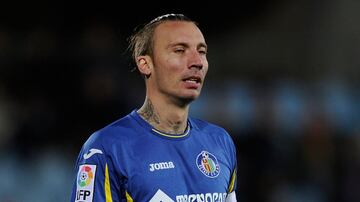 Un viejo conocido de la liga de Espa?a, jug¨® en M¨¢laga, Getafe, Valencia, Sevilla, Besiktas, Alav¨¦s y en el Al-Ahli. Tiene un total de 22 cartulinas rojas.
