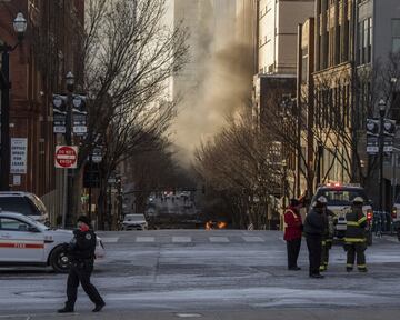 Un vehículo se incendia después de una explosión