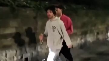 Jack Grealish es capturado por esta cámara mientras caminaba borracho en Newcastle.