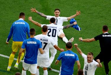 Erik Janza celebra el gol frente a Dinamarca junto con sus compañeros de selección.