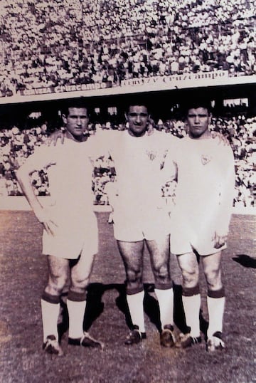 El 13 de octubre de 1940 el Valencia recibió una de las goleadas más abultadas de su historia. El Sevilla le hizo un 10-3 con goles de López (4), Campanal (3), Torrontegui (2) y Ricardo (1). Por el Valencia marcaron Asensi (2) y Mundo. En la foto Campanal y Manolo Cardo