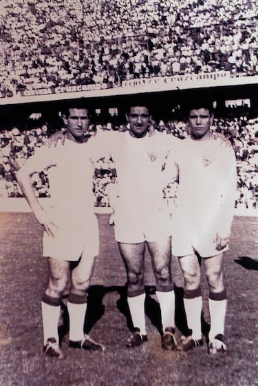 El 13 de octubre de 1940 el Valencia recibió una de las goleadas más abultadas de su historia. El Sevilla le hizo un 10-3 con goles de López (4), Campanal (3), Torrontegui (2) y Ricardo (1). Por el Valencia marcaron Asensi (2) y Mundo. En la foto Campanal y Manolo Cardo


