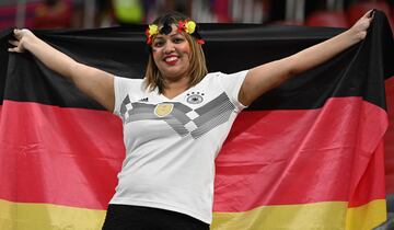 Una aficionada germana posa con la bandera de Alemania.