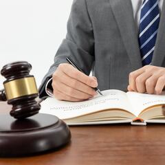 Un jubilado dona su fortuna de 400.000 euros a una mujer 30 años más joven tras su muerte y la justicia entra a investigar