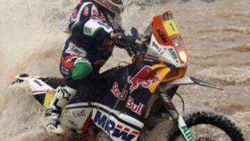 <b>POR TIERRA Y AGUA. </b>Coma y su KTM superan todos los obstáculos.