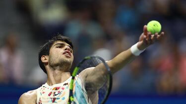 Carlos Alcaraz se dispone a servir en su partido de cuartos de final del US Open ante Alexander Zverev.