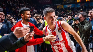 El tenista serbio Novak Djokovic saluda a Nemanja Nedovic tras un partido del Estrella Roja de Belgrado en Euroliga.