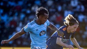 Renato Tapia pugna por el bal&oacute;n con Luka Modric durante el partido entre el Celta y el Real Madrid.