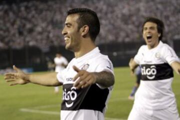 José Núñez celebra la apertura de la cuenta para Olimpia sobre Huachipato.