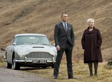 En 2012 Daniel Craig protagoniza SkayFall de nuevo al volante del DB5, el mismo modelo que hace más de 40 años condujo Sean Conery interpretando a James Bond en las películas Goldfinger y Thunderball.