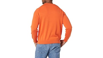 Jersey con cuello de pico de color naranja para hombre de Amazon Essentials