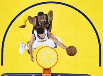 El jugador de los Cavaliers LeBron James y Stephen Curry, de los Warriors,  durante el quinto partido de la serie final de la NBA
