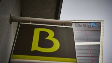 Archivo - Un cartel con el símbolo de Bankia delante del logo de Caixabank tras su sustitución por el de Bankia en las torres Kio, en Madrid (España).