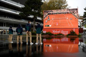 Las bajas temperaturas y la lluvia están siendo protagonistas en las primeras jornadas de un atípico Roland Garros. Varios miembros de la organización del torneo observan desde el exterior, en una pantalla gigante, el partido entre la checa Petra Kvitova y la francesa Oceane Dodin, disputado en la cancha Philippe Chatrier.