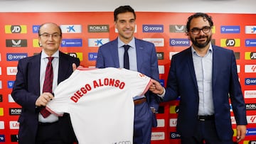 SEVILLA, 11/10/2023,- El uruguayo Diego Alonso (c), exseleccionador del combinado nacional de su país, el presidente del Sevilla FC, José Castro (i), y el director deportivo del club, Víctor Orta (d) durante su presentación hoy en el estadio Sánchez Pizjuán como nuevo entrenador del Sevilla FC, al que dirigirá hasta el final de esta temporada en sustitución de José Luis Mendilibar, destituido el pasado domingo EFE/ Julio Muñoz
