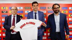 SEVILLA, 11/10/2023,- El uruguayo Diego Alonso (c), exseleccionador del combinado nacional de su país, el presidente del Sevilla FC, José Castro (i), y el director deportivo del club, Víctor Orta (d) durante su presentación hoy en el estadio Sánchez Pizjuán como nuevo entrenador del Sevilla FC, al que dirigirá hasta el final de esta temporada en sustitución de José Luis Mendilibar, destituido el pasado domingo EFE/ Julio Muñoz
