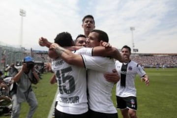 Con el 2-0 por el Apertura 2015 en el Monumental, Colo Colo logró su triunfo número 100 sobre Universidad de Chile en 224 partidos oficiales.