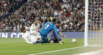 Gol 0-2 ¡¡VARANE MARCA EN PROPIA PUERTA!! ¡Buen balón de Semedo a la espalda de la defensa para Dembélé, se interna en el área y el central, en el segundo palo, se acaba metiendo el balón en su meta en su intento de despeje ante Suárez!