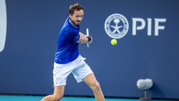 Daniil Medvedev ejecuta un revés contra Marton Fucsovics en el Miami Open.