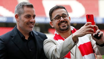 Juan José Díez Pérez posa junto a Antonio López tras recibir la insignia por sus 25 años de socio ininterrumpidos en el Atlético.