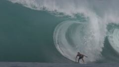Un surfista surfea una ola grande en Sumatra (Indonesia) en julio del 2021. 