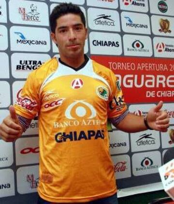 Fichó en el 2009 por Jaguares de Chiapas y jugó 20 partidos. Al año siguiente, decidió ir a Universitario de Lima.