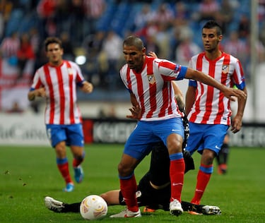 Llegó en 2012 procedente del Getafe a cambio de un millón de euros y solo estuvo una temporada en el Atlético en las que disputó 22 encuentros. Ganó la Copa del Rey en dicho año.