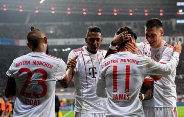 Los jugadores del Bayern celebrando el golazo de James Rodríguez en el BayArena.