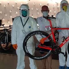 Los ciclistas en cuarentena en Abu Dhabi vuelven a entrenar con sus bicicletas