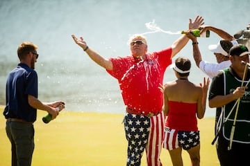 Llama la atencin ver a un golfista en puestos tan altos. Suele ser un deporte elegante y con pocos escndalos, pero John Daly es la excepcin. Tras un torneo, y despus de una ingente cantidad de alcohol, acab firmando un autgrafo en la ropa interior de una aficionada. Problemas con el alcohol y una adiccin a las hamburguesas le pasaron factura. Estuvo en una clnica de desintoxicacin y se someti a una reduccin de estmago. En cuanto al juego, tiene un gran talento y siempre llama la atencin por los estampados de sus pantalones. 