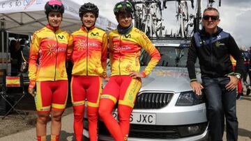 El equipo femenino español de ciclismo en ruta posa antes de una carrera.