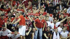 Aficionados del Olympiacos, durante un partido