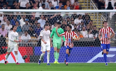 1-2. Gran centro de Giuliano Simeone y Alexander Sorloth, en el área pequeña, gana en el salto a Raúl Asencio y cabecea y manda el balón al fondo de la portería de Thibaut Courtois.
