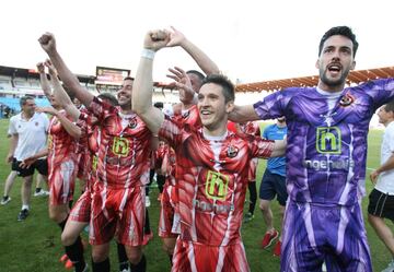 Fue presentada como “la camiseta más impactante de la historia del fútbol”. No es para menos. El CD Palencia utilizó esta vestimenta cuando disputaron el Play-Off de ascenso a Segunda División B. Una elástica original y única que quedará para la historia, ya que representan los músculos del cuerpo humano. Además, el equipo fue animado con el hashtag #NosDejamoslaPiel y enseguida se hizo viral en las redes sociales. Para los porteros, la camiseta también fue ‘musculada’ pero en color morado.