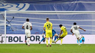 Chukwueze, tras regatear a Nacho dentro del área, marca el 1-1.