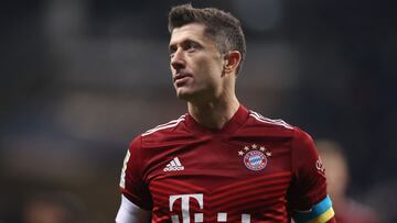 FRANKFURT AM MAIN, GERMANY - FEBRUARY 26: Robert Lewandowski of Muenchen wears an additional armband in the colours of the Ukrainian flag during the Bundesliga match between Eintracht Frankfurt and FC Bayern München at Deutsche Bank Park on February