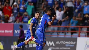 AME9386. PACHUCA (MÉXICO), 13/09/2025.- Gabriel Fernández de Cruz Azul celebra un gol este sábado, durante un partido del torneo Apertura 2025 de la Liga MX entre Pachuca y Cruz Azul en el estadio Hidalgo en Pachuca (México). EFE/ David Martínez Pelcastre