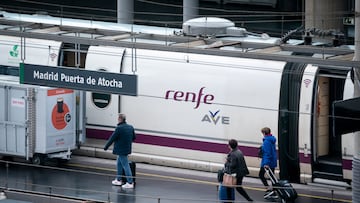 Varias personas en una de las vías de la estación Puerta de Atocha-Almudena Grandes con motivo del inicio del Puente de la Constitución, a 2 de diciembre de 2022, en Madrid (España). Renfe ofrece más de un millón y medio de plazas en sus trenes AVE, Avlo, Alvia, Euromed, Intercity y Media Distancia para viajar desde este viernes, 2 de diciembre hasta el domingo 11 de diciembre, con motivo del Puente de la Constitución y la Inmaculada, cuyos días festivos nacionales son el 6 y el 8 de diciembre, respectivamente. En total, Renfe ha programado 138 trenes en doble composición, lo que permite duplicar la oferta de plazas en cada tren.
02 DICIEMBRE 2022;DICIEMBRE;PUENTE;NAVIDAD;DISPOSITIVO ESPECIAL;PUENTE DE DICIEMBRE;VACACIONES;PUENTE;RENFE
A. Pérez Meca / Europa Press
02/12/2022