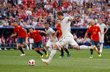 Artem Dzyuba marca el 1-1 de penalti. 