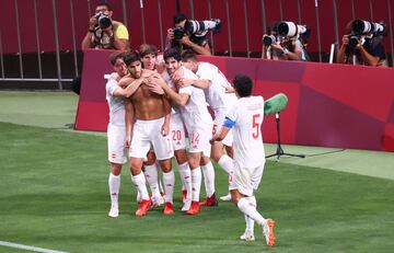 Marco Asensio celebrando su gol para España, que supone la victoria y el pase a la final de los Juegos Olímpicos Tokio 2020