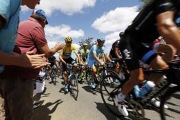 Espectadores aplaudiendo al británico Chris Froome que continúa lider en la clasificación general después de esta octava etapa.