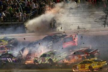 El accidente se produjo en la última vuelta de la carrera Coke Zero 400 de la Nascar. Los pilotos Denny Hamblin y Kevin Harvick se tocaron y el coche 3 que conducía Austin Dillon fue el más afectado.