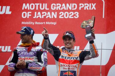 Los dos pilotos españoles en lo más alto del podio del Gran Premio de Japón.