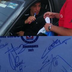 Todavía no es jugador de Cruz Azul y Erik Lira ya anda firmando jerseys celestes