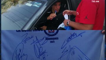 Todavía no es jugador de Cruz Azul y Erik Lira ya anda firmando jerseys celestes