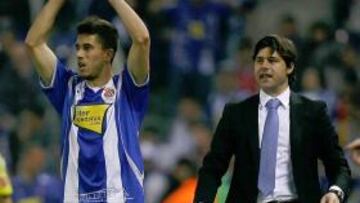 <b>EL TÉCNICO SE VISTIÓ DE ETIQUETA PARA UN ENCUENTRO ÍDEM</b> Mauricio Pochettino fue uno de los protagonistas del empate entre Espanyol y Barça del pasado sábado. La pizarra del argentino se impuso a la de Guardiola. El técnico consigue que el Espanyol siga invicto en la segunda vuelta en casa y está un paso más cerca de la salvación. Pochettino cumplió su partido 52 en el cuadro perico. Dídac Vilà saca de banda en la imagen.