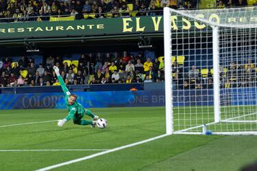 1-1.  Alexander Sörloth recibe en la frontal del área de Gerard Moreno, se prepara y saca un tiro cruzado imparable para Jan Oblak. El balón se cuela por el lado izquierdo del guardameta del Atlético.